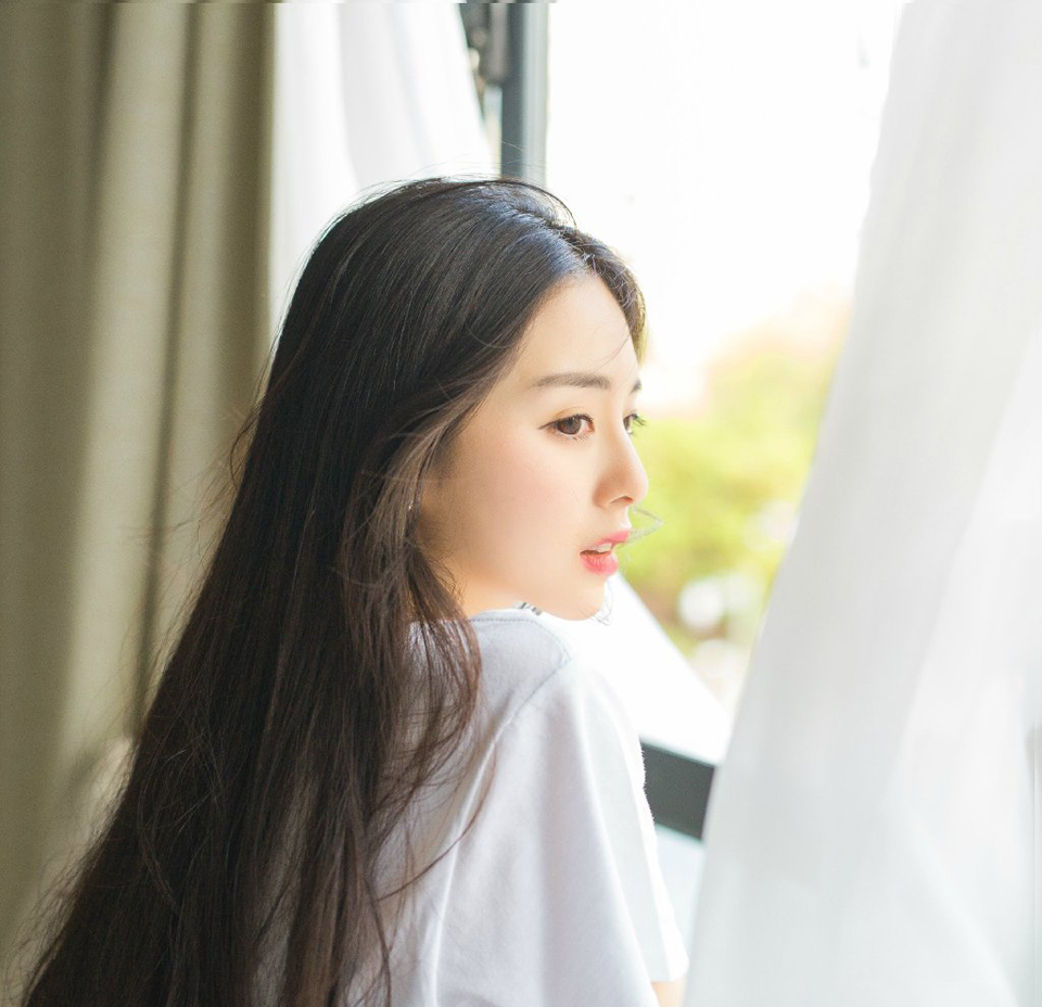 “冠军侯律法明确，而且执法公允，比之刘璋，强出何止十倍？”这名将领摇头道。
